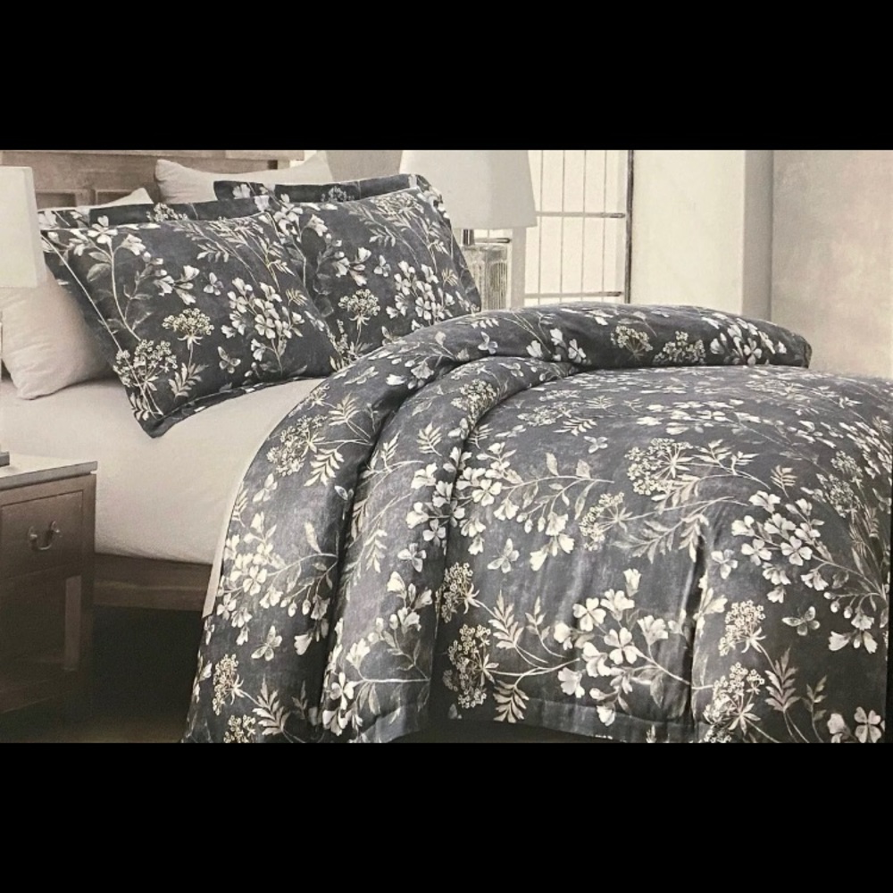 TAHARI  GREY FLORAL KING DUVET COVER AND 
SHAMS
